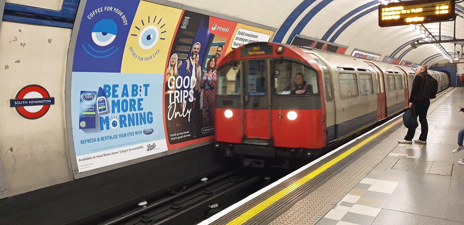 A Piccadilly line train arriving at the South Kensington platform beside the station roundel sign